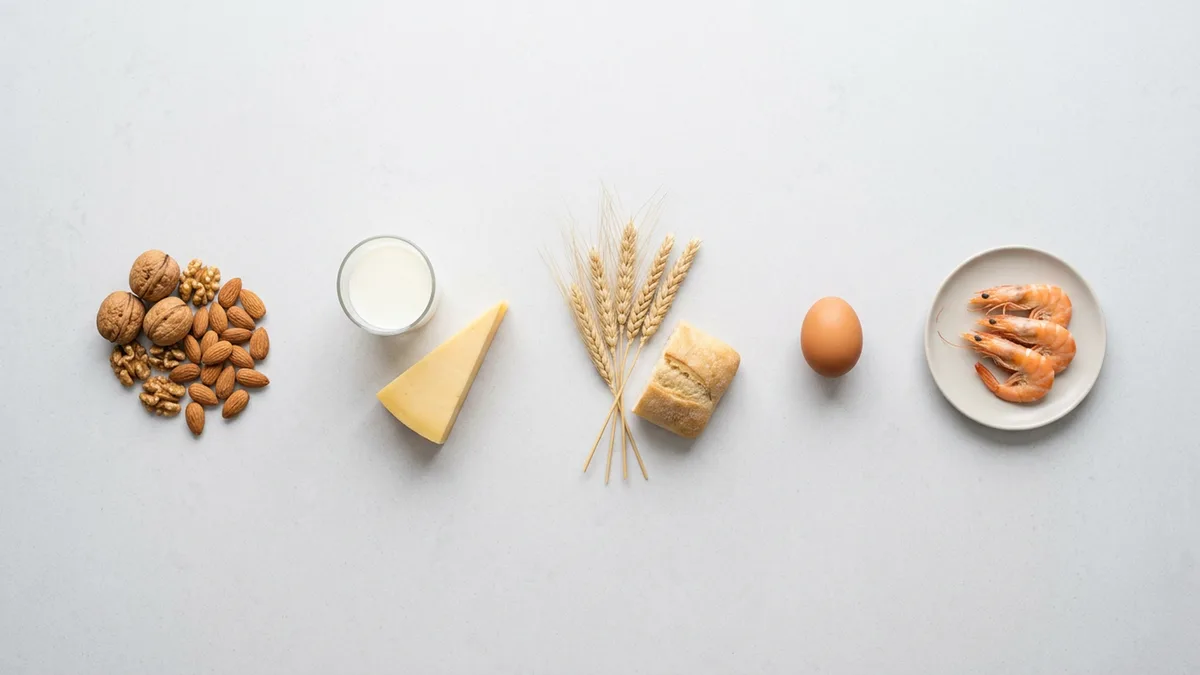 Четыре типа пищевых ограничений Состав продукта на упаковке, орехи и молочные продукты на столе